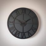 Siyah Roma Rakamlı Ahşap Duvar Saati - El Boyaması 50 cm Sessiz Saatto