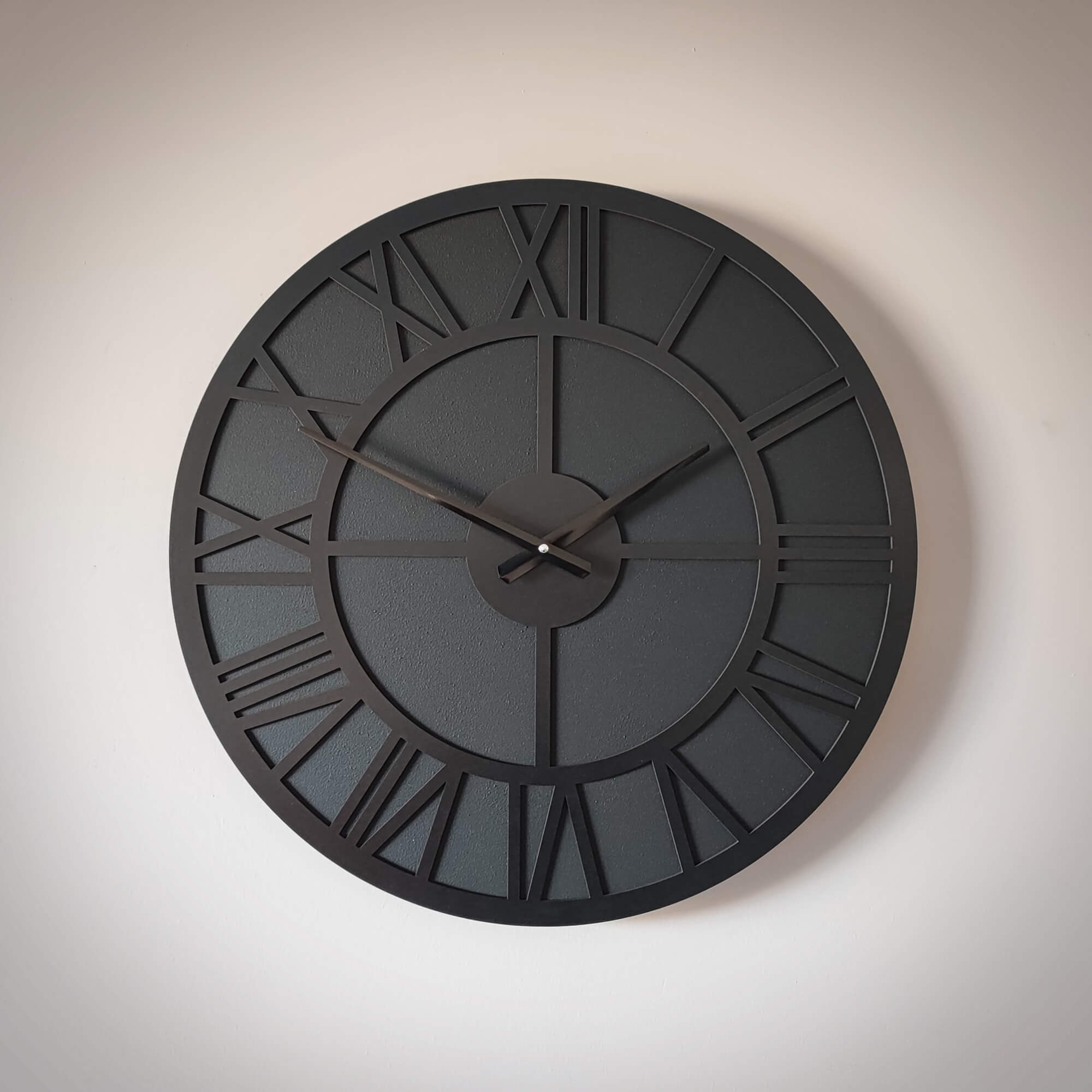 Siyah Roma Rakamlı Ahşap Duvar Saati - El Boyaması 50 cm Sessiz Saatto